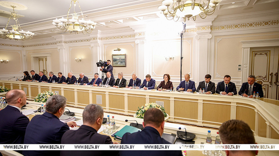 «Пока картина неоднозначная». Лукашенко о работе экономики в 2025 году