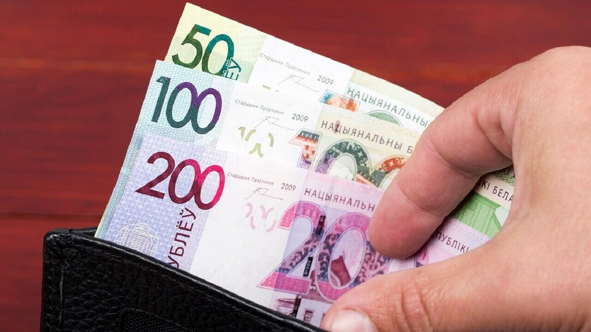Средняя зарплата в Беларуси сокращается второй месяц подряд