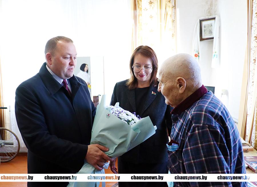В День пожилых людей поздравления с праздником от руководства Чаусского района принимали ветераны Великой Отечественной войны