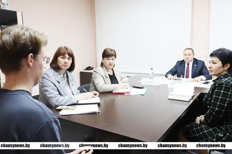С какими вопросами обратились граждане к председателю Чаусского райисполкома Дмитрию Акуличу?