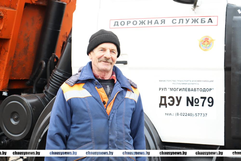 Четверть века отвечает за обслуживание дорог Николай Терещенко из Горбович Чаусского района