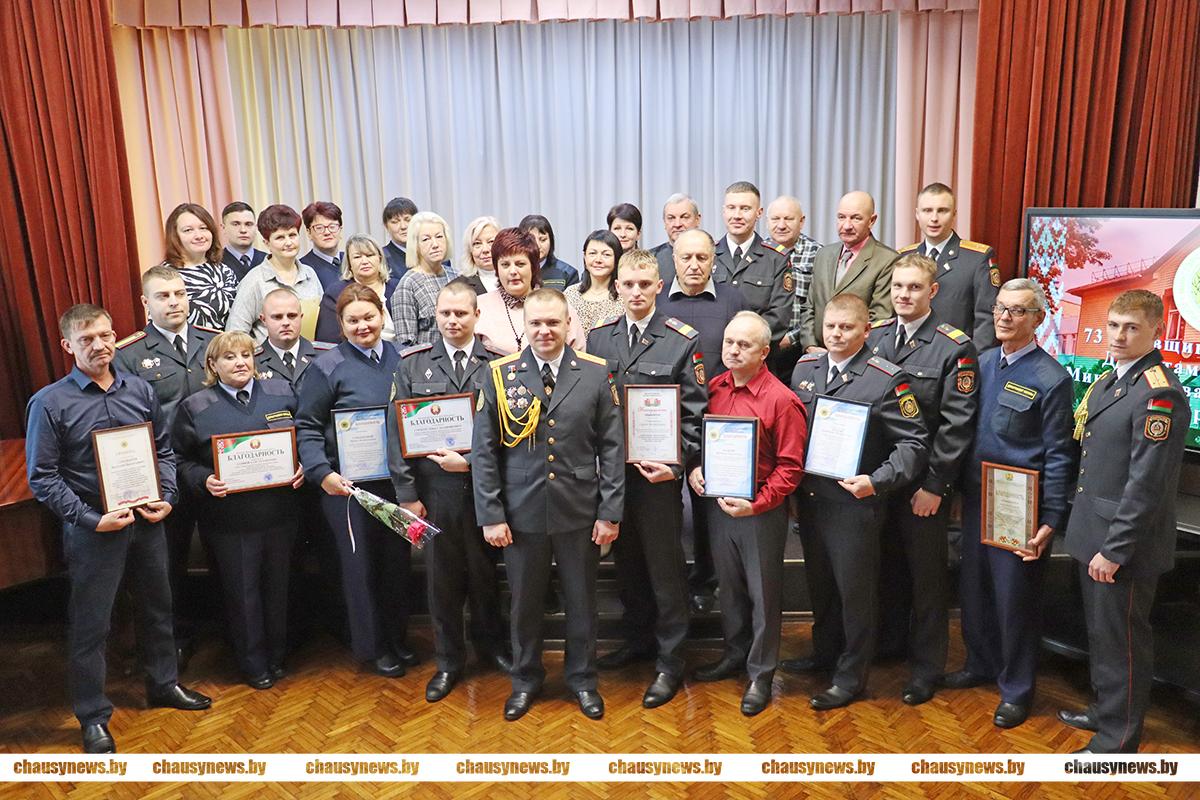 Награды, цветы, рукопожатия. Как отметили профессиональный праздник сотрудники Чаусского отделения Департамента охраны МВД Республики Беларусь