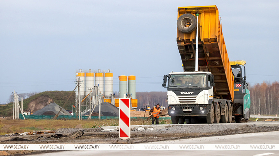 Самая масштабная реконструкция за 10 лет. На одной из главных трасс Беларуси началась активная фаза работ
