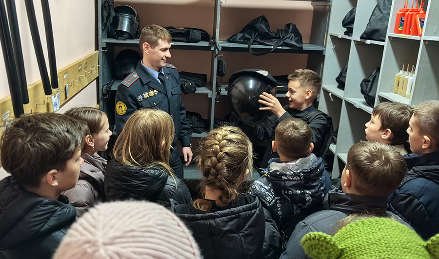 В отделении Департамента охраны для чаусских школьников провели экскурсию: что увидели