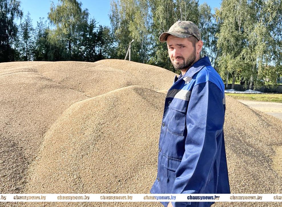 Через руки оператора зерносушильного комплекса ОАО «Сосновый бор г.Чаусы» Ильи Акулова в этом году прошло пять тысяч тонн зерна