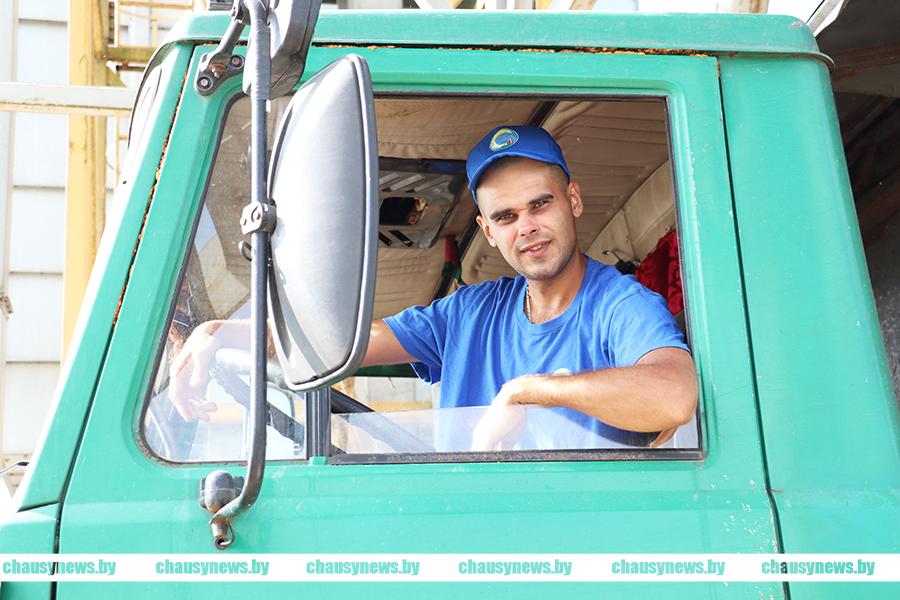 Молодой водитель ОАО «Дужевка» Сергей Малевский отвёз более тысячи тонн зерна. И это для него только вторая жатва