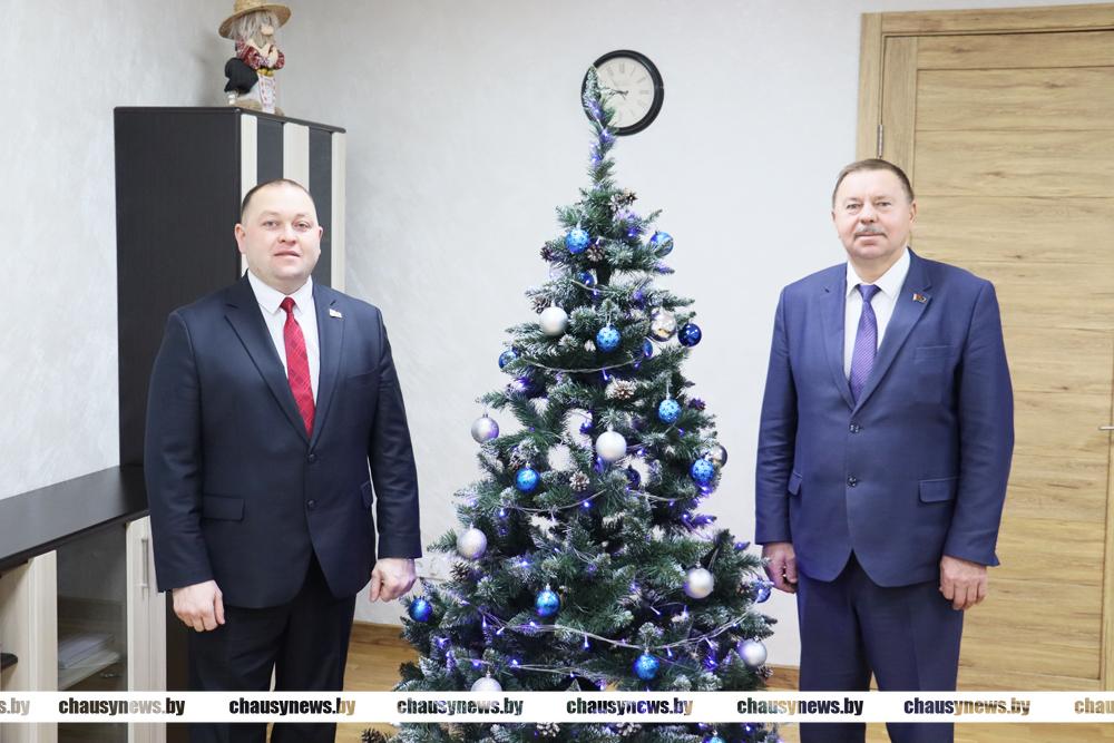 Руководство Чаусского райисполкома поздравляет жителей с Новым 2026 годом