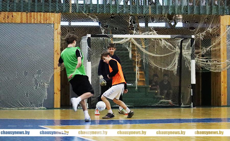 Красочные голы, камбэки и вкусные призы. Как прошёл рождественский турнир по мини-футболу на призы кафе «Хомяк» в Чаусах?