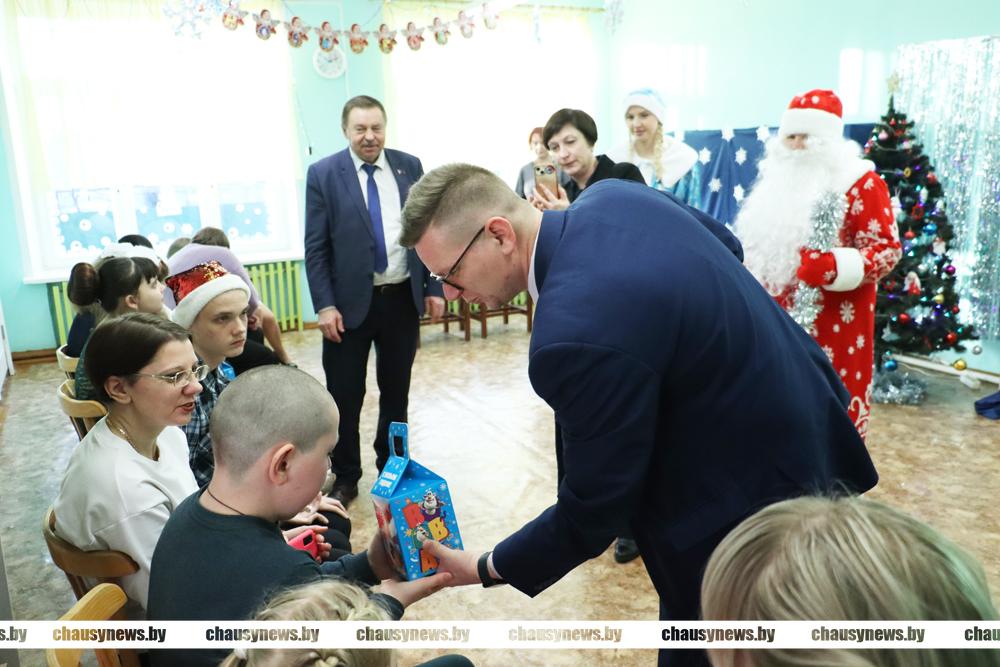 Подарки 23 декабря получали ребята из Центра коррекционно-развивающего обучения и реабилитации Чаус