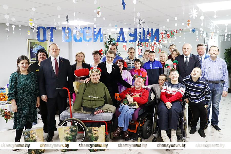 Председатель правления Белкоопсоюза Инесса Короткевич рассказала о дружбе с проживающими чаусского социального пансионата «Росинка»