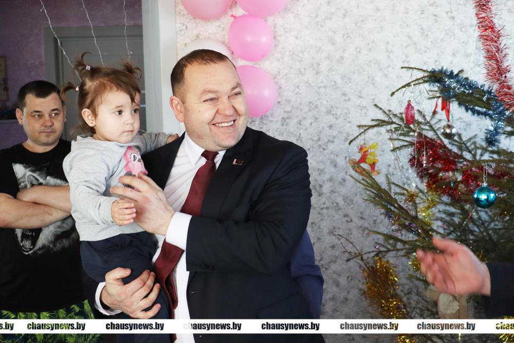 Председатель Чаусского райисполкома Дмитрий Акулич поздравил ребят с новогодними праздниками