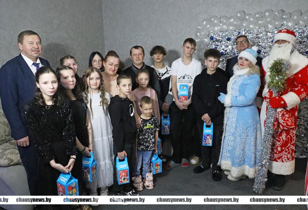 12 ребят воспитывают Наталья и Павел Пантелеевы. Детский дом семейного типа принимал гостей