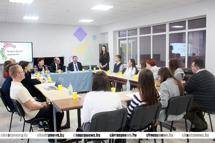 Наведены мосты между молодежью 2020-х годов и 70-х годов прошлого века. Встреча поколений в Чаусах