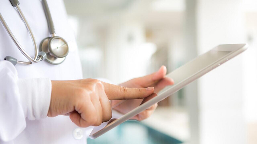 Как поликлиники и аптеки будут работать в длинные выходные?