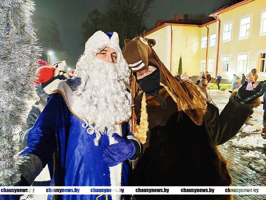 Шествие Дедов Морозов и Снегурочек. Новогодний автопробег. Зажжение районной ёлки — в Чаусах дали старт акции «Наши дети»