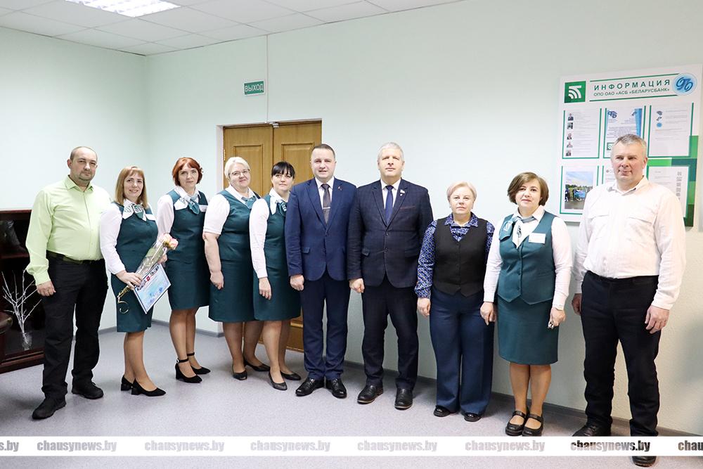 Работники Центра банковских услуг № 725 ОАО «АСБ Беларусбанк» в городе Чаусы принимали поздравления