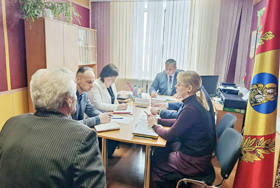 Председатель Чаусского райисполкома провел выездной прием граждан — были вопросы