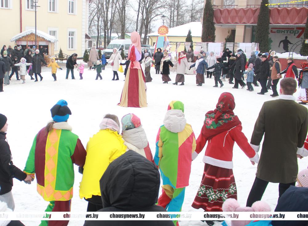 С блинами, хороводами, песнями и танцами праздновали в Чаусах Масленицу