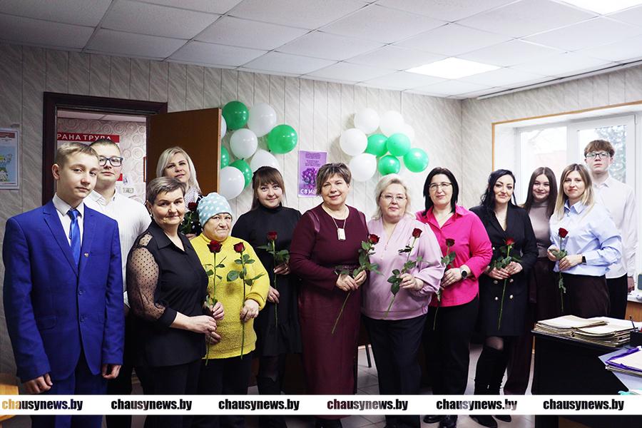 Прекрасные дамы принимали поздравления в преддверии 8 Марта