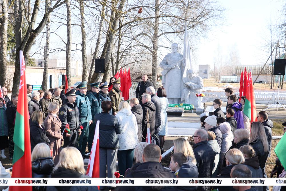 В Чаусском районе почтили память жертв Хатыни. Состоялся автопробег Чаусы-Волковичи, прошел митинг-реквием.