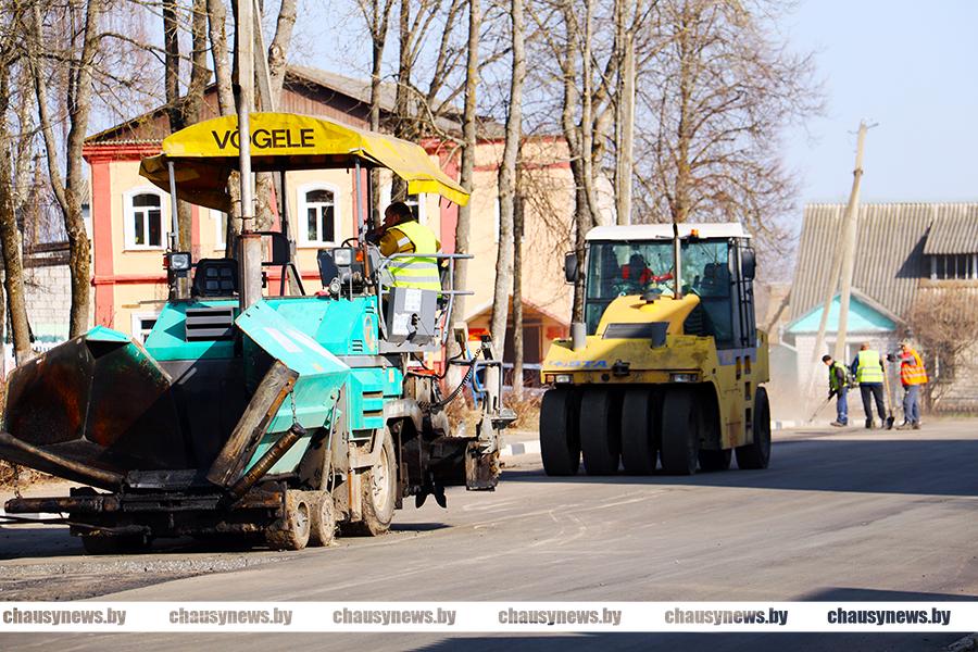 В Чаусах ведутся работы по укладке нового асфальтного покрытия