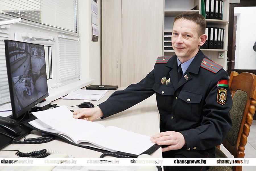 Андрей Польских служит старшим оперативным дежурным оперативно-дежурной службы Чаусского РОВД