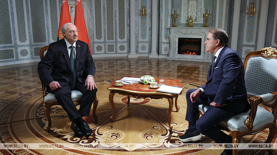 Александр Лукашенко дает интервью журналисту телеканала RT Рику Санчесу