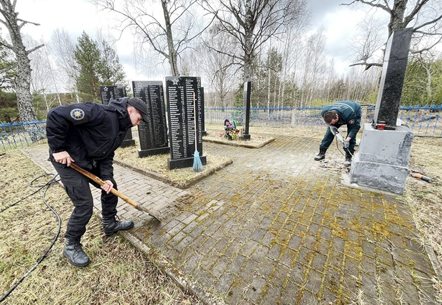 Представители силовых структур Чаусского района принимают участие в республиканском субботнике