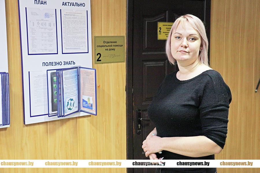 Главное — любовь и забота. Как Оксана Володенко из Чаус ухаживает за пожилыми гражданами