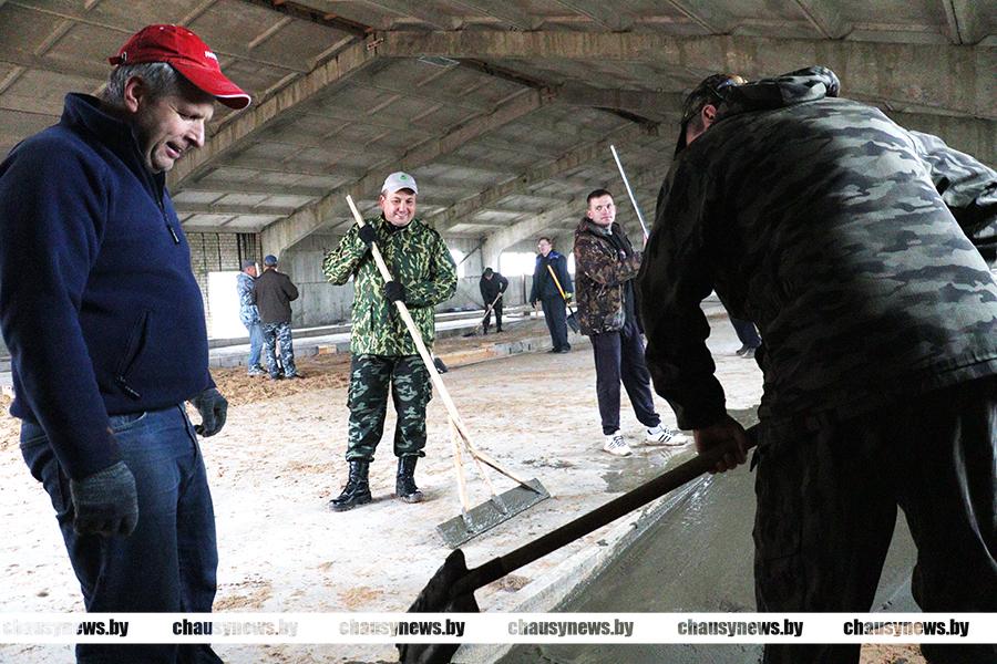 Руководство Чаусского райисполкома в день республиканского субботника трудится на стройке