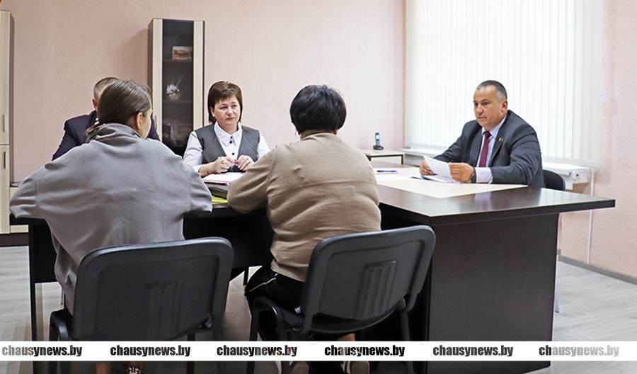 С какими вопросами во время личного приёма граждан обратились к председателю Чаусского райисполкома Сергею Дорожкину?