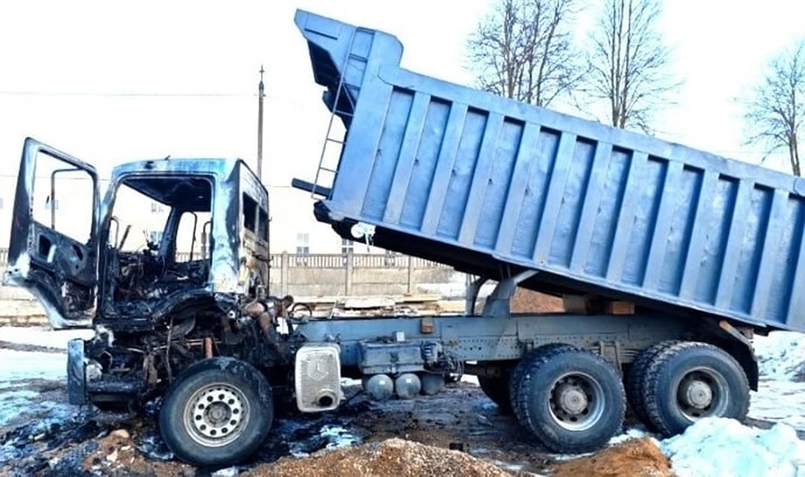 «Мерседес» привезли в автомастерскую на ремонт — в итоге машина сгорела. Ущерб — почти 100 тысяч рублей