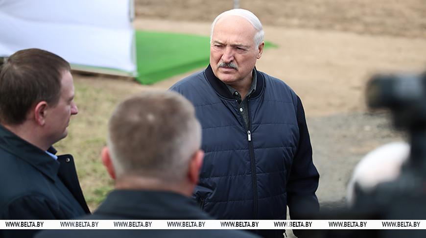 Александр Лукашенко в Праздник труда ознакомился с «космическим кораблем» в отечественном тракторостроении