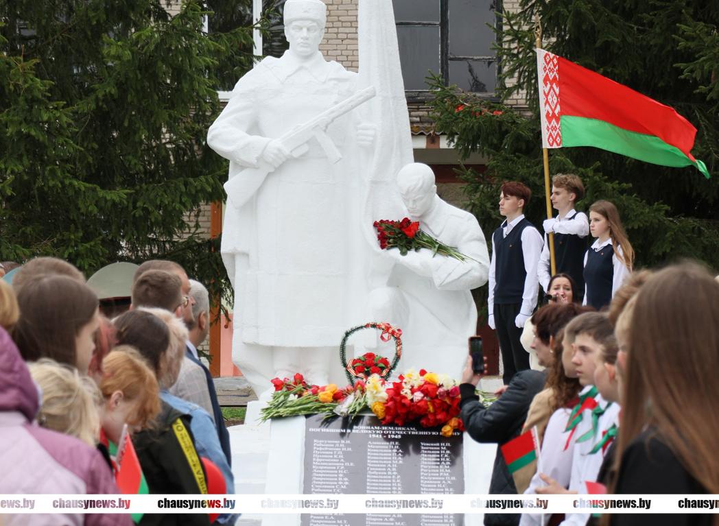Накануне Дня Победы в Сластенах Чаусского района открыт обновленный памятник погибшим землякам