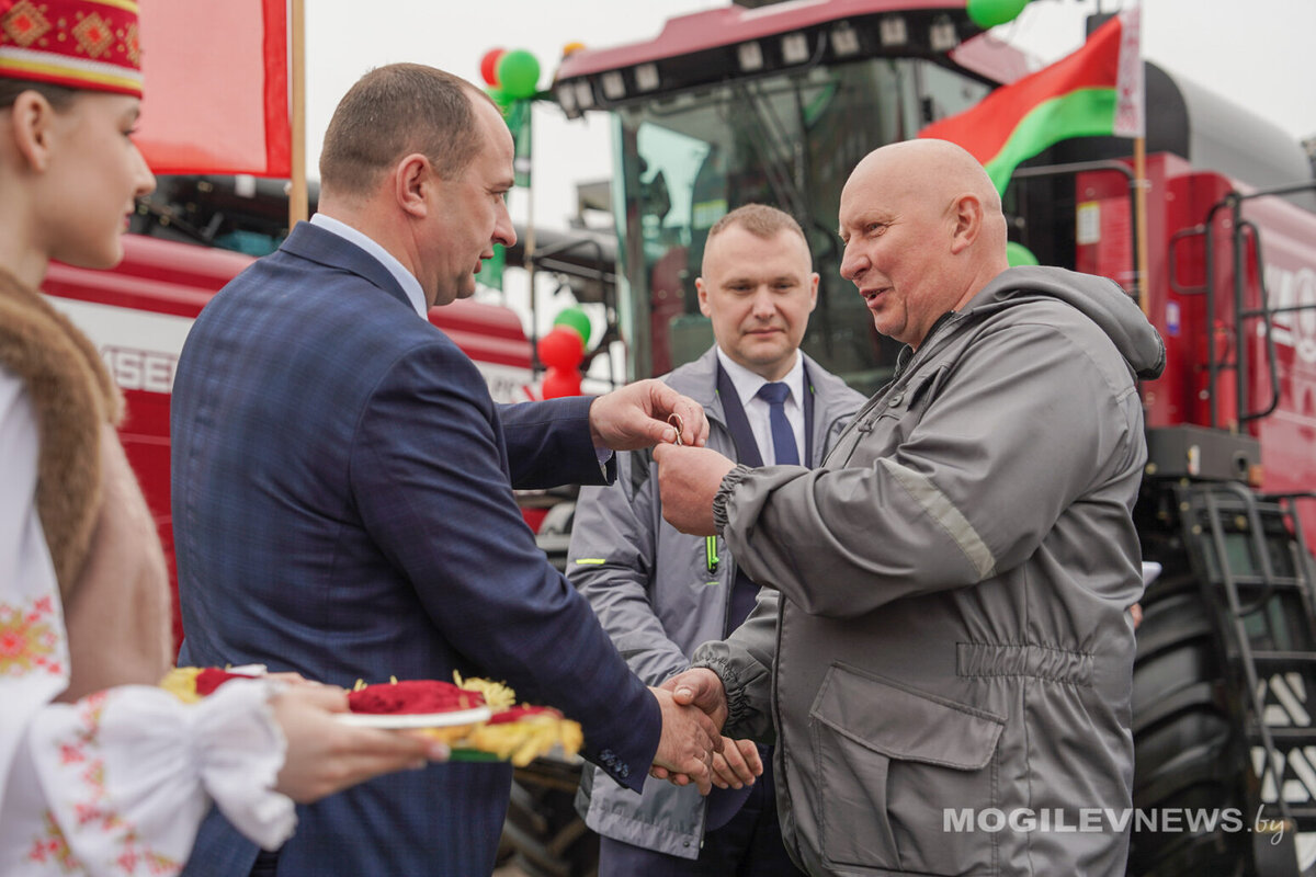В хозяйства Чаусского района поступило 10 современных комбайнов завода Гомсельмаш