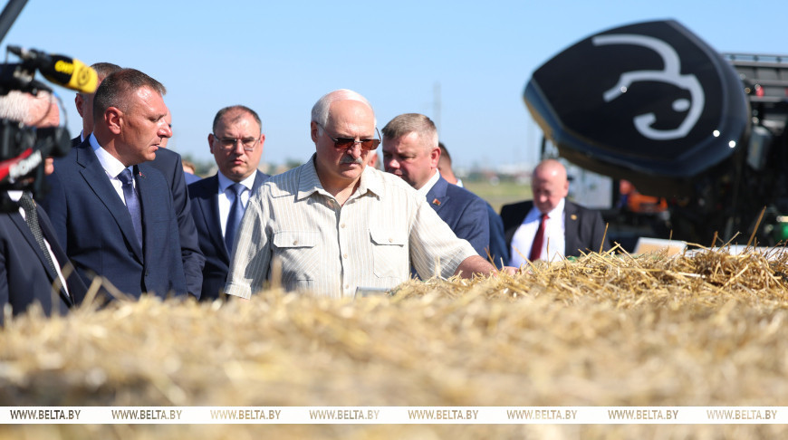 Тест для пресс-подборщика и награды для «Савушкина продукта». Александр Лукашенко посетил Березовский район