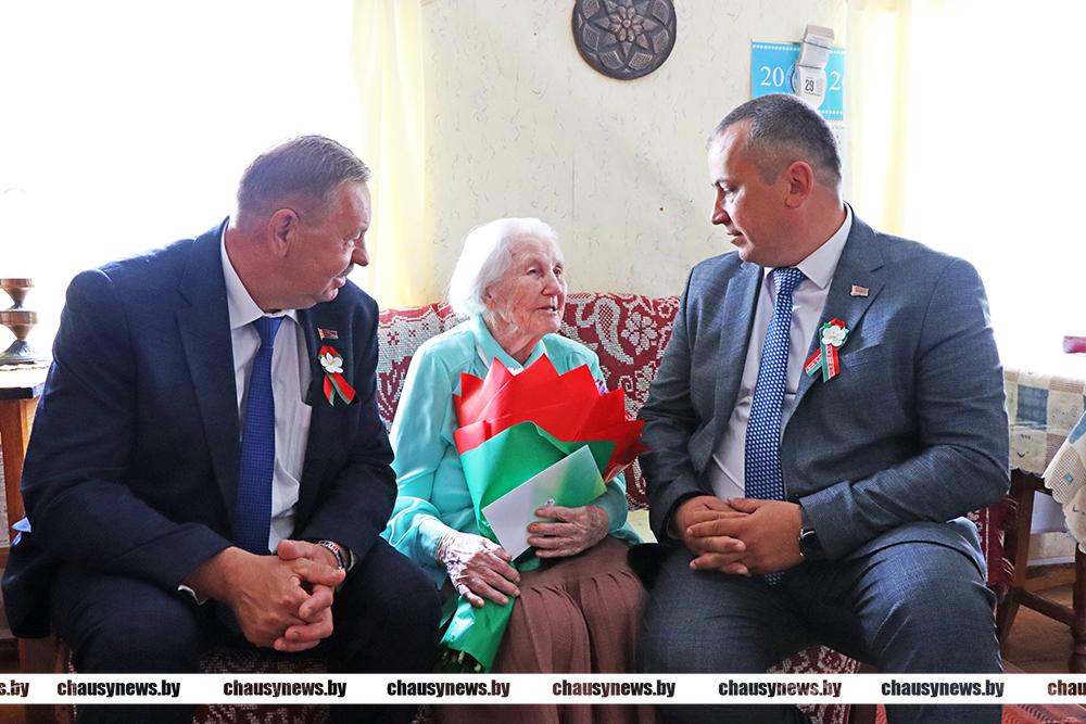 Ветеран Великой Отечественной войны Анна Кривоспицкая принимала поздравления с Днем Независимости