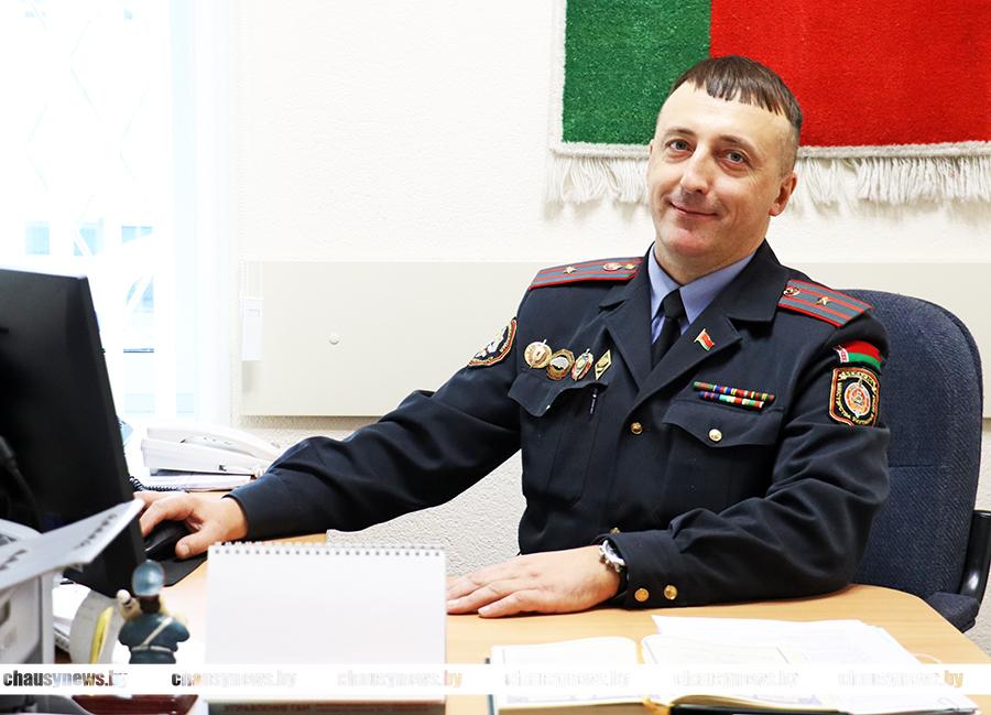 Начальник Чаусского ОГАИ поздравляет сотрудников Госавтоинспекции с 90-летием службы ГАИ