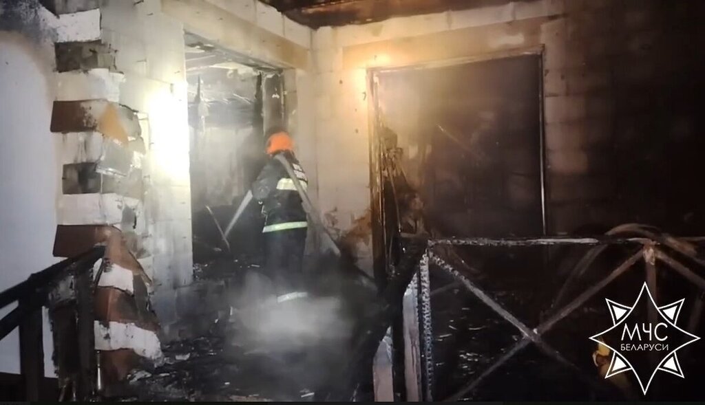 АПИ спас супружескую пару на пожаре в Минском районе