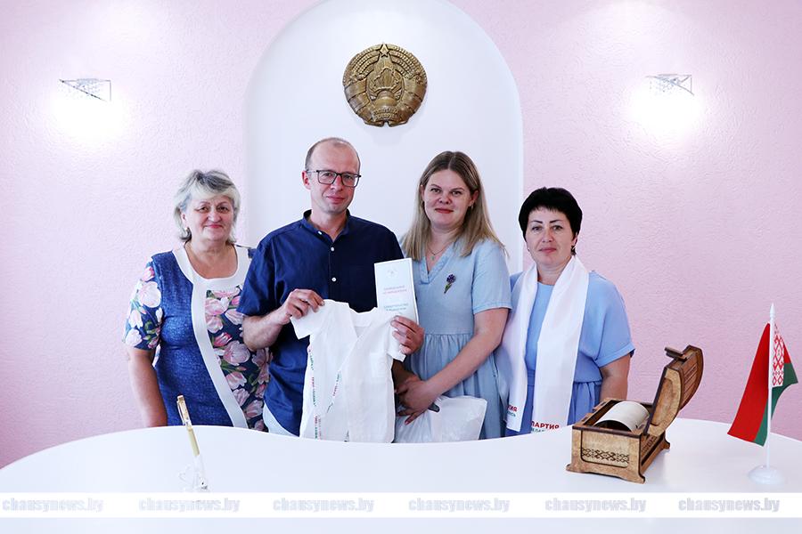 Семья Румянцевых получила «Бацькаву кашулю» для малышки Алисы