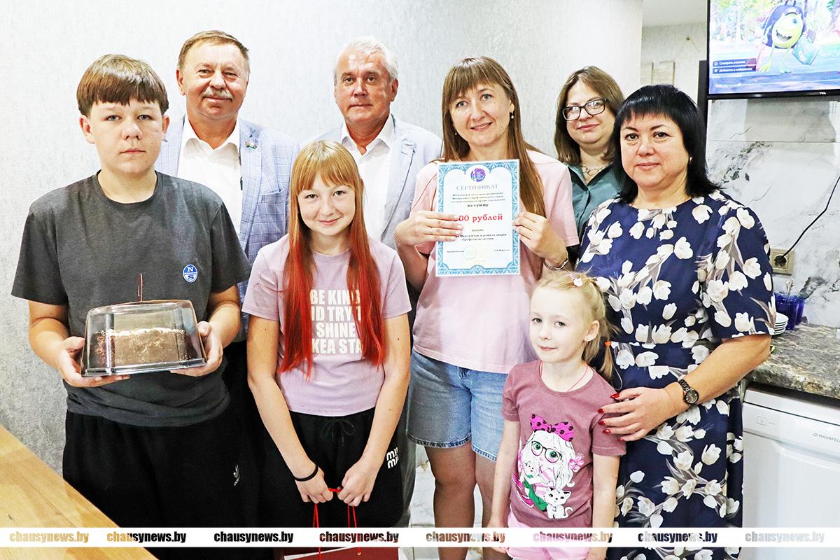 Семья Максимчук из Чаус получила подарки к школе от профсоюзов