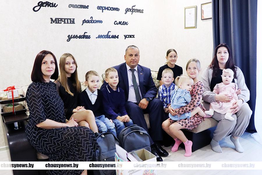 Руководство Чаусского района вручило подарки к школе первоклассникам
