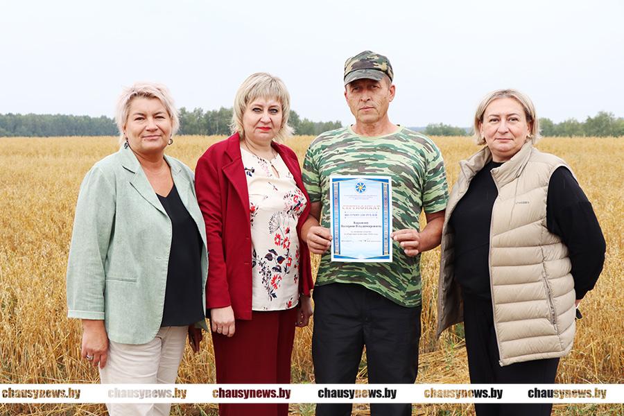 Работники Чаусского УКП «Жилкомхоз» получили профсоюзные подарки за помощь аграриям