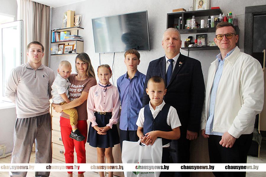 Будущие первоклассники получили подарки от Чаусского районного отделения  партии «Белая Русь»
