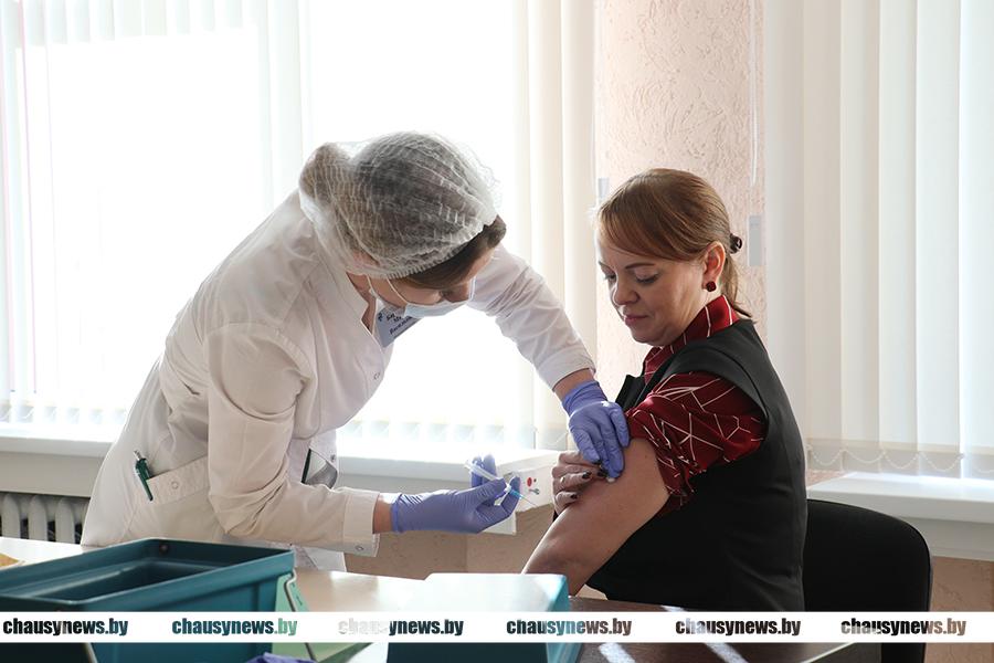 Работники Чаусского райисполкома прошли вакцинацию прямо на рабочем месте